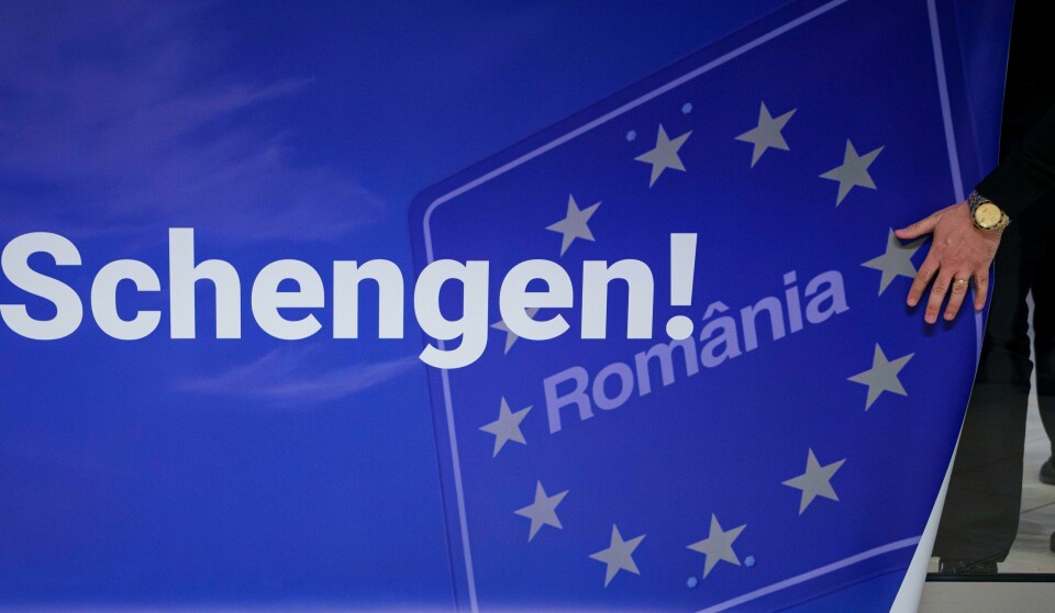 'Velkommen til Schengen!' står det på et skilt ved en flyplass i Romanias hovedstad Buchuresti. 1. januar blir Romania og Bulgaria fullverdige medlemmer av Schengen. 'Velkommen til Schengen!' står det på et skilt ved en flyplass i Romanias hovedstad Buchuresti. 1. januar blir Romania og Bulgaria fullverdige medlemmer av Schengen. Foto: Andreea Alexandru / AP / NTB