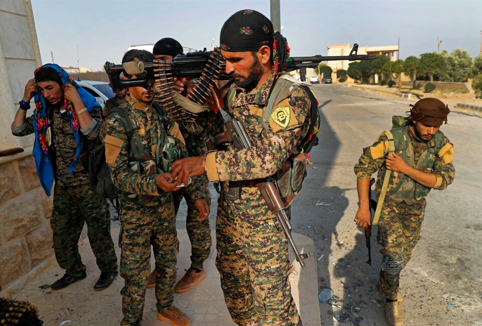 Kurdiskledede krigere forbereder seg til kamp mot IS-militante i Raqqa i 2017. Kurdiskledede krigere forbereder seg til kamp mot IS-militante i Raqqa i 2017. Foto: Hussein Malla / AP / NTB