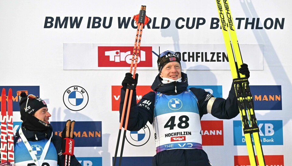 Sturla Holm Lægreid og Johannes Thingnes Bø på seierspallen i Hochfilzen fredag. Sturla Holm Lægreid og Johannes Thingnes Bø på seierspallen i Hochfilzen fredag.