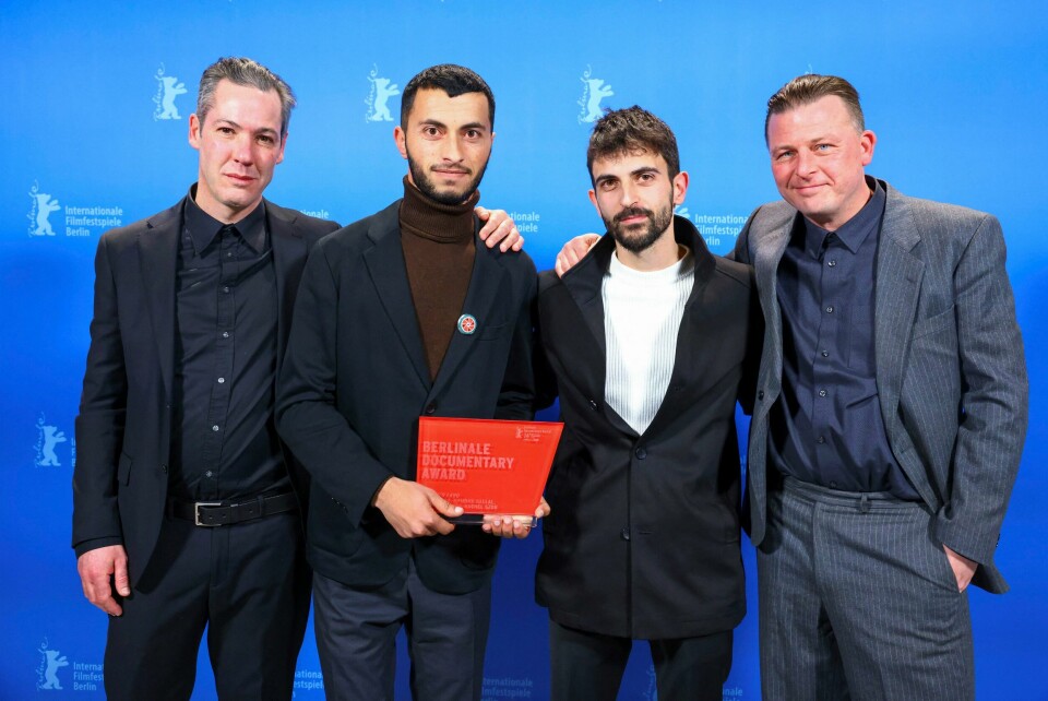 To av regissørene for «No Other Land», Basel Adra og Yuval Abraham, i midten sammen med de norske produsentene Fabien Greenberg (t.v.) og Bård Kjøge Rønning. Filmskaperne Basel Adra (nr. to fra venstre) og Yuval Abraham (nr. tre fra venstre), sammen med produsentene Fabien Greenberg (venstre) og Bård Kjøge Rønning (høyre) fra det norske produksjonsselskapet Antipode Films under Berlinale-festivalen i Berlin i februar. Her vant de både publikumsprisen og prisen for beste dokumentarfilm. Foto: Nadja Wohlleben / AP / NTB)