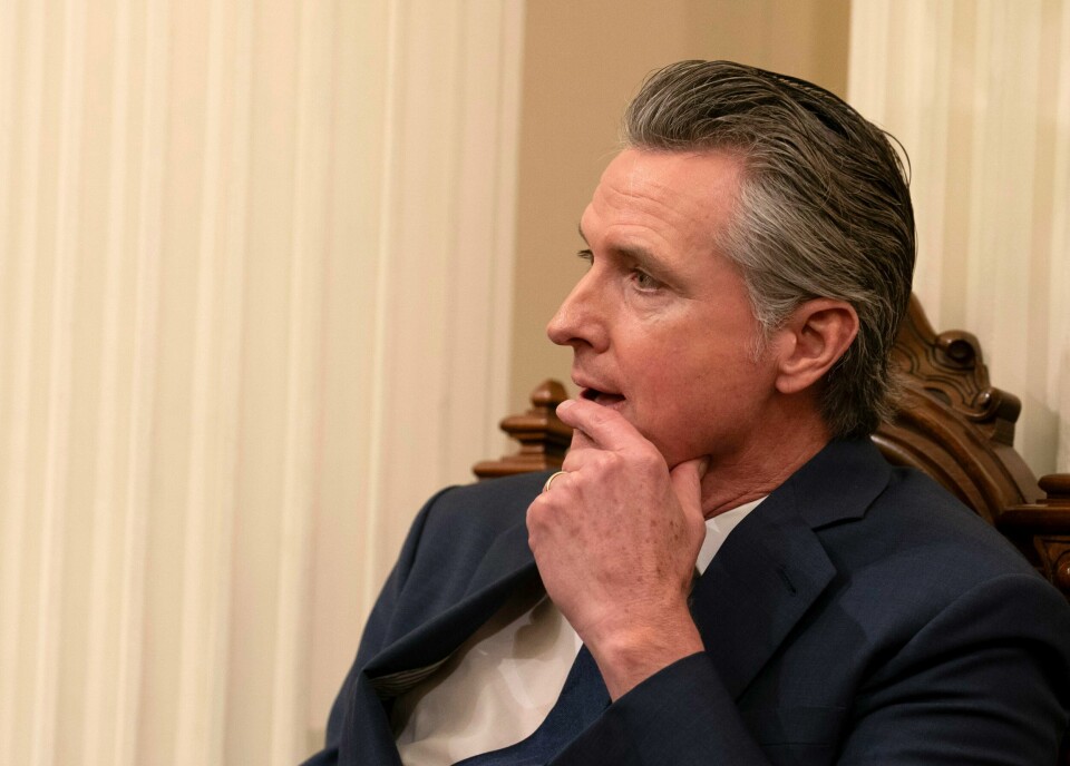 California-guvernør Gavin Newsom orienteres om jordskjelvet i delstaten. Her er han under et møte i Sacramento mandag. California-guvernør Gavin Newsom orienteres om jordskjelvet i delstaten. Her er han under et møte i Sacramento mandag. Foto: Rich Pedroncelli Pool / AP / NTB
