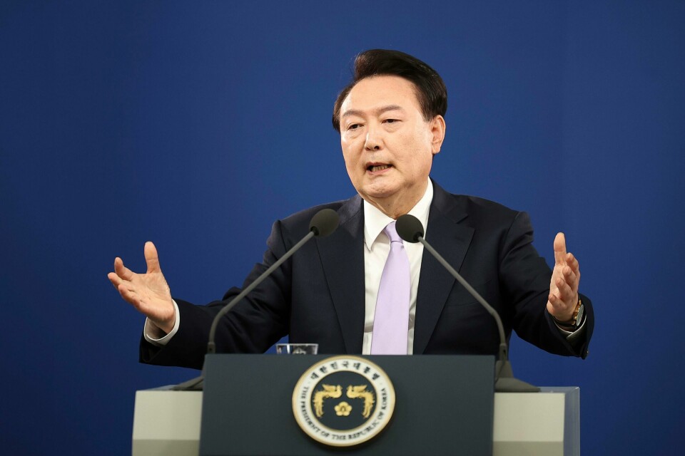 Sør-Koreas president Yoon Suk-yeol sier unnskyld for at han erklærte unntakstilstand. Sør-Koreas president Yoon Suk-yeol blir politietterforsket etter kaoset rundt den militære unntakstilstanden han erklærte tirsdag. Også innenriksministeren og den nå tidligere forsvarsministeren blir etterforsket, ifølge medier i landet. Foto: Kim Hong-Ji / Pool Photo via AP / NTB