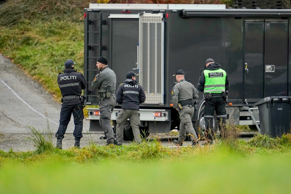 Krimteknikere og bombegruppen utenfor huset i Drøbak der bombeangrepet fant sted natt til 24. oktober 2023. Krimteknikere og bombegruppen på stedet etter en eksplosjonen i Drøbak natt til tirsdag. Politiet mistenker at hendelsen er knyttet til en konflikt i et lokalt kriminelt ungdomsmiljø.Foto: Beate Oma Dahle / NTB