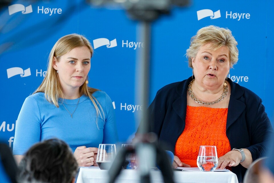 Tina Bru ønsker å fortsette som nestleder i Høyre. Det synes partileder Erna Solberg er veldig bra. Høyres leder Erna Solberg og nestleder Tina Bru på Høyres sommerpressekonferanse fredag. Foto: Jan Langhaug / NTB