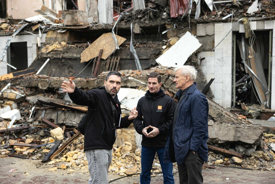 I Odesa har boligbygg i sivile områder fått store skader i en rekke angrep de siste månedene. Det siste skjedde forrige uke. På bildet er Flyktninghjelpens generalsekretær Jan Egeland (til høyre) sammen med to ansatte i organisasjonen foran et skadet bygg. I Odesa har boligbygg i sivile områder fått store skader i en rekke angrep de siste månedene. Det siste skjedde forrige uke. På bildet er Flyktninghjelpens generalsekretær Jan Egeland (til høyre) sammen med to ansatte i organisasjonen foran et skadet bygg. Foto: Flyktninghjelpen / Handout / NTB
