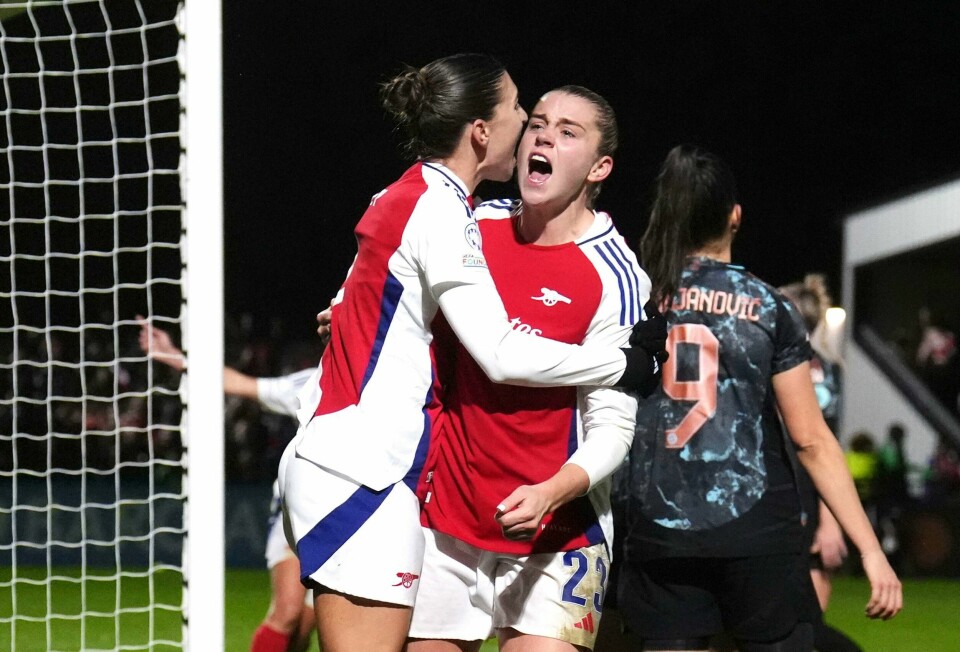 Alessia Russo gratuleres med Arsenal-scoring mot Bayern München i mesterligaen. Alessia Russo gratuleres med Arsenal-scoring mot Bayern München i mesterligaen. Foto: John Walton, PA via AP / NTB