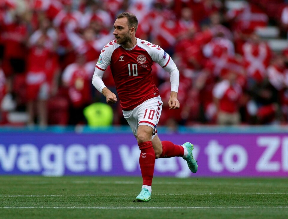 Christian Eriksen i aksjon i EM-kampen mot Finland i fjor, der han senere falt om med hjertestans. Nå forteller han for første gang hva han husker og ikke husker fra de minuttene. Christian Eriksen i aksjon i EM-kampen mot Finland i fjor, der han senere falt om med hjertestans. Nå forteller han for første gang hva han husker og ikke husker fra de minuttene. Foto: Wolfgang Rattay, Pool via AP / NTB