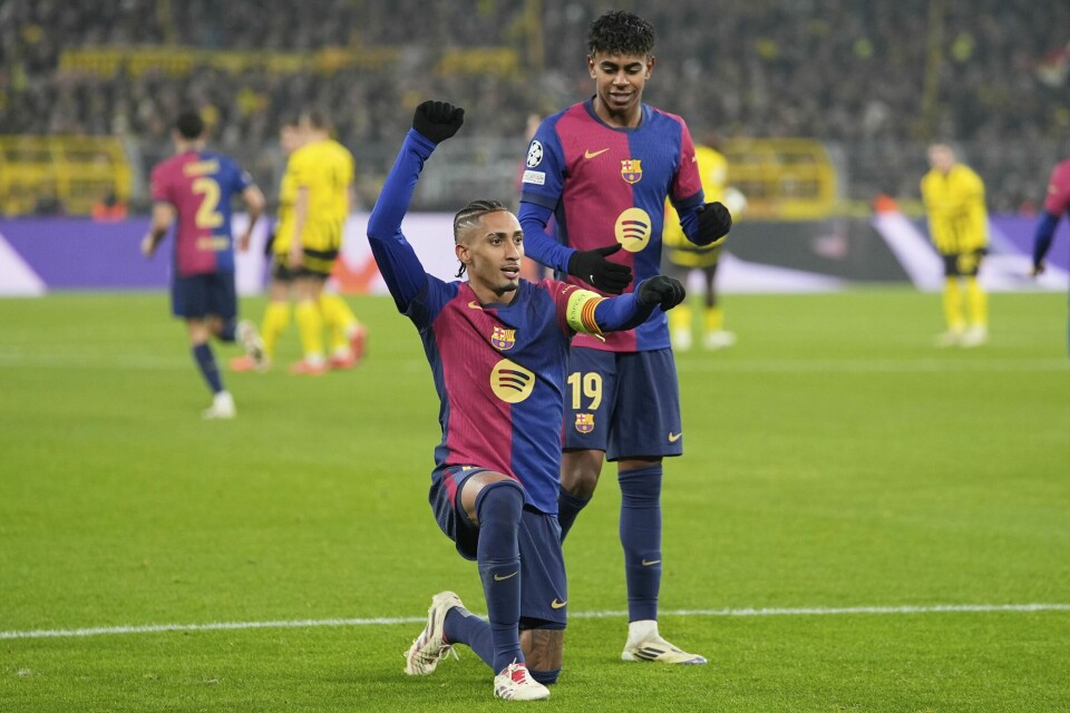 Barcelonas Raphinha går ned på og markerer for scoring mot Dortmund. Barcelonas Raphinha går ned på og markerer for scoring mot Dortmund. Foto: Martin Meissner / AP / NTB.