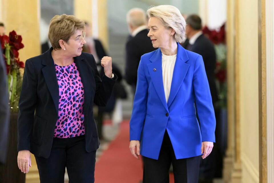 Sveits' president Viola Amherd og EU-kommisjonens president Ursula von der Leyen kunngjør at de to er enige om en oppdatering av handelsforbindelsene. Sveits' president Viola Amherd og EU-kommisjonens president Ursula von der Leyen kunngjør at de to er enige om en oppdatering av handelsforbindelsene. Foto: Alessandro della Valle / Keystone via AP / NTB