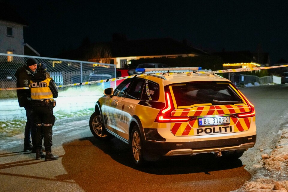 Politiet ved stedet i Ski der to personer ble funnet døde lørdag ettermiddag. Politiet ved stedet i Ski der to personer ble funnet døde lørdag ettermiddag. Foto: Terje Bendiksby / NTB