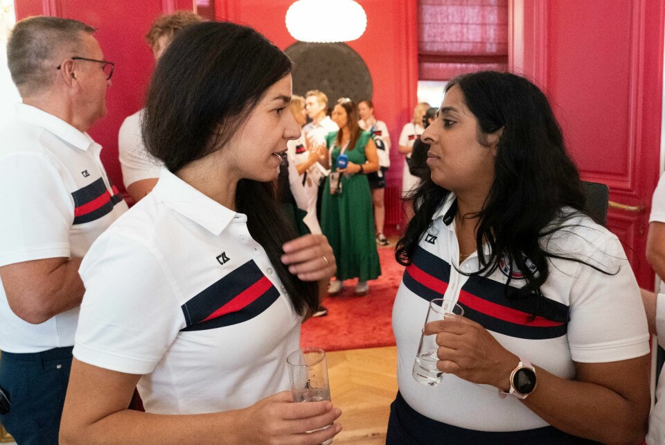 Idrettspresident Zaineb Al-Samarai (t.v.) i samtale med kultur- og likestillingsminister Lubna Jaffery i forbindelse med Paralympics i Paris i august. Idrettspresident Zaineb Al-Samarai (t.v.) er kritisk til regjeringen og kulturminister Lubna Jafferys (t.h.) forslag.Foto: Erik Flaaris Johansen / NTB