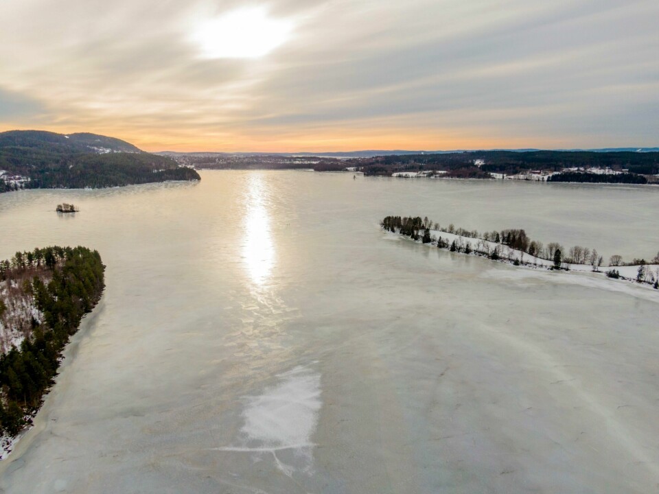 Isen er ikke trygg i lavlandet fra Trøndelag og sørover, advarer NVE. Her fra Maridalsvannet i Oslo i 2022. Isen er ikke trygg i lavlandet fra Trøndelag og sørover, advarer NVE. Her fra Maridalsvannet i Oslo i 2022. Foto: Stian Lysberg Solum / NTB