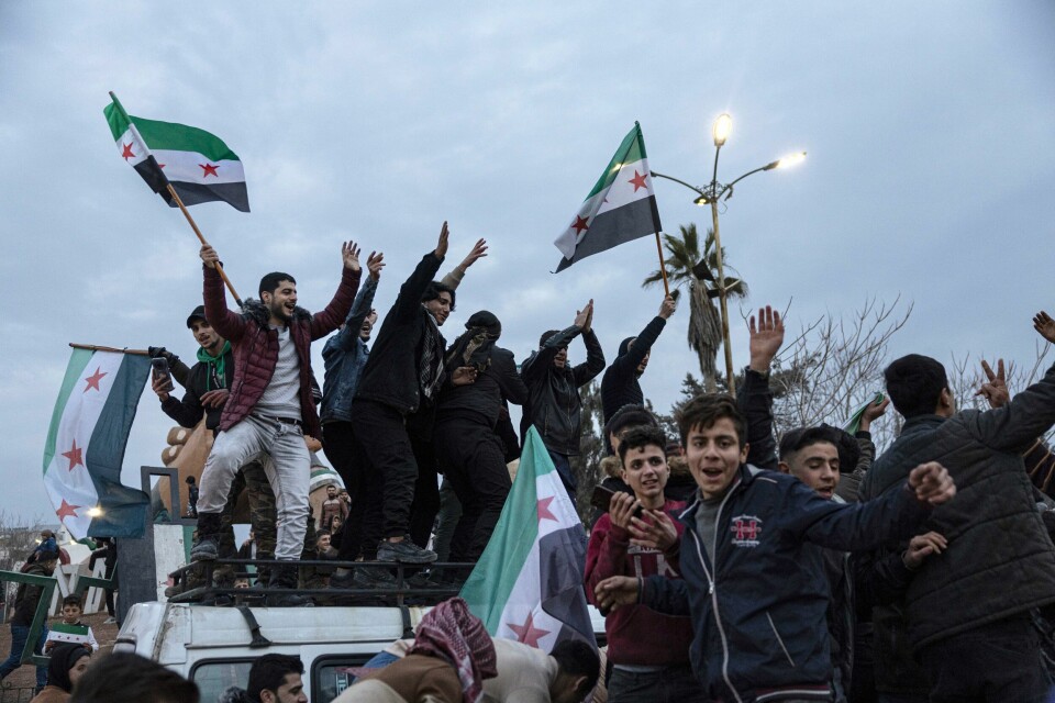 Folk i Manbij jubler av Assad-regimets fall søndag. Folk i Manbij jubler av Assad-regimets fall søndag. Foto: Ugur Yildirim / Dia Photo via AP / NTB