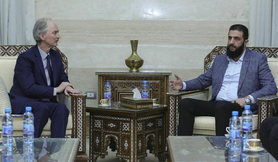 Syria er ikke som Afghanistan, og Hayat Tahrir al-Sham (HTS) er ikke som Taliban, forsikrer islamistgruppas leder Ahmed al-Sharaa (t.h.). Her er han i samtale med FNs spesialutsending til Syria, den norske diplomaten Geir O. Pedersen. FNs utsending til Syria, norske Geir O. Pedersen, møtte søndag med Syria midlertidige leder Ahmed al-Sharaa. Foto: SANA / AP