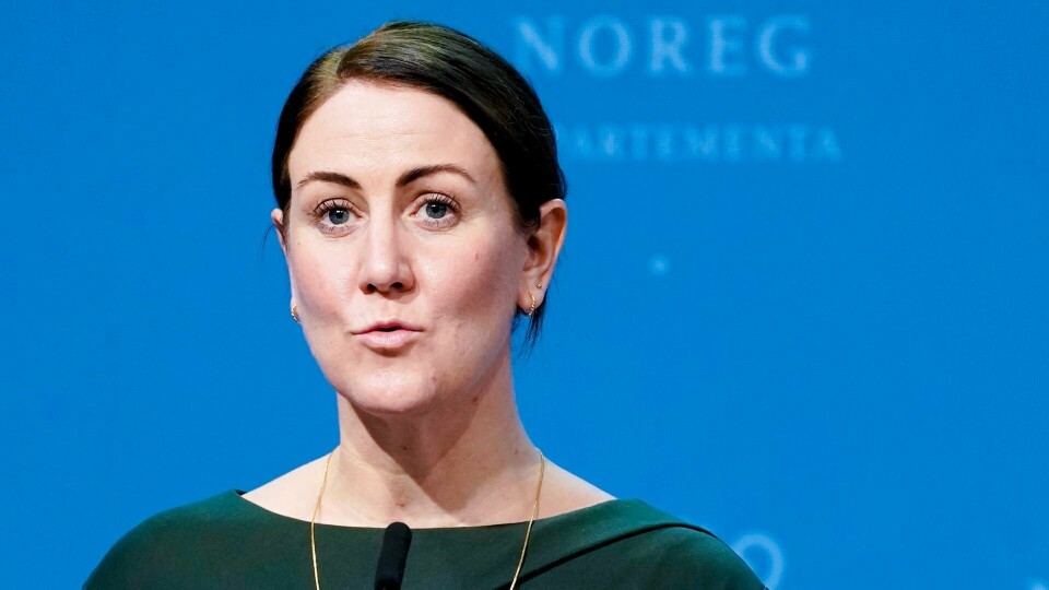 Kunnskapsminister Tonje Brenna sier hun «opplever at vi er enige i at vi vil holde skoler og barnehager åpne». Jeg undres over hvem hun lytter til, skriver Julie Lyngstøl.