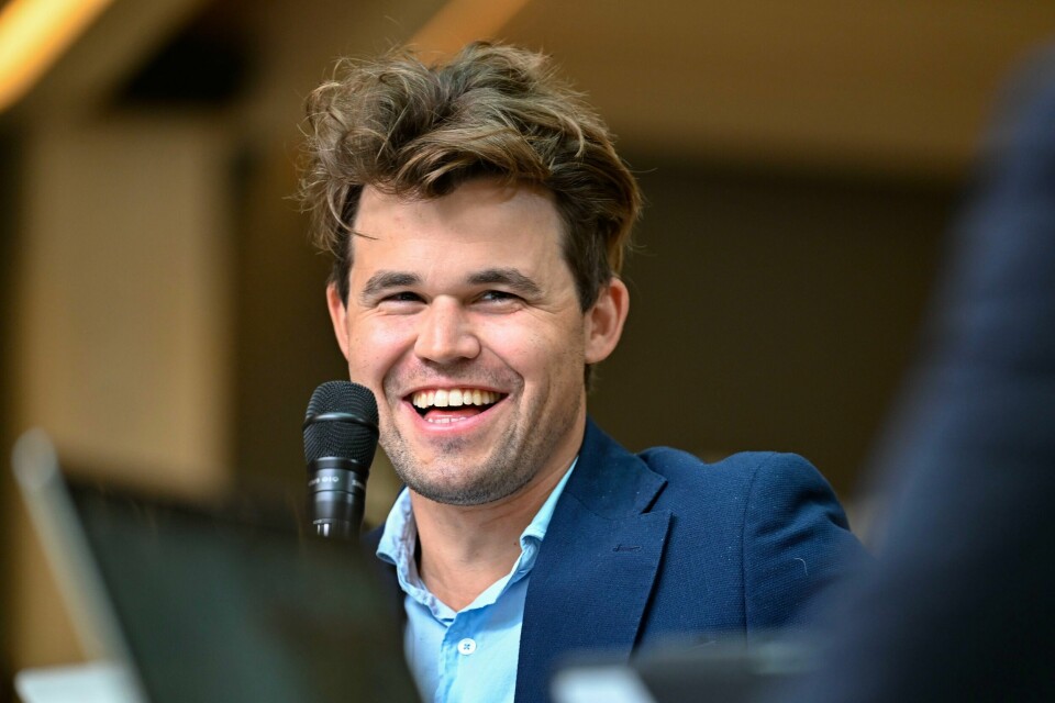 Magnus Carlsen under Norway Chess i juni. Bildet viser Magnus Carlsen som smiler. Foto: Carina Johansen / NTB