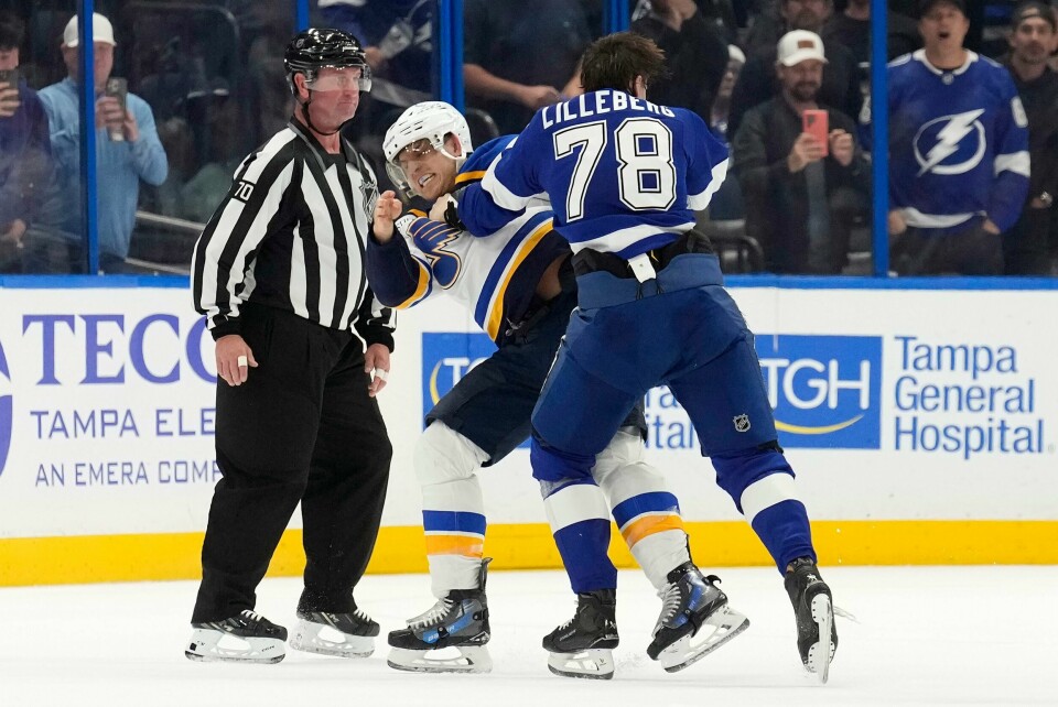 Nordmannen Emil Lilleberg (med ryggen til) havnet i slåsskamp med St. Louis Blues' Brayden Schenn i NHL-oppgjøret der Tampa vant 3-1 torsdag. Begge spillerne fikk fem minutter i utvisningsboksen. Nordmannen Emil Lilleberg (med ryggen til) havnet i slåsskamp med St. Louis Blues' Brayden Schenn i NHL-oppgjøret der Tampa vant 3-1 torsdag. Begge spillerne fikk fem minutter i utvisningsboksen. Foto: Chris O'Meara / AP / NTB)