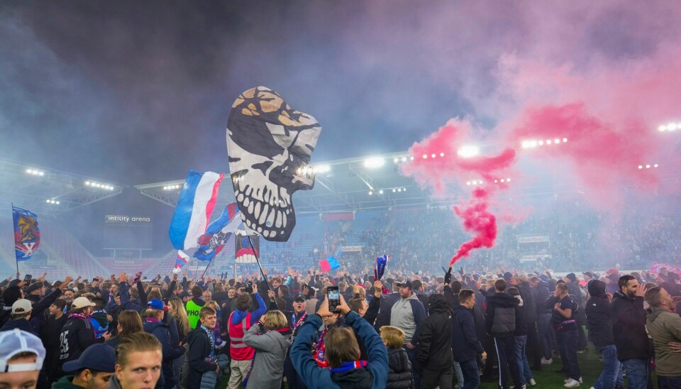 Vålerenga ble suverene seriemestere i Obosligaen 2024 og rykket rett opp igjen til Eliteserien. Banestorming på Intility Arena. Foto: Beate Oma Dahle / NTB