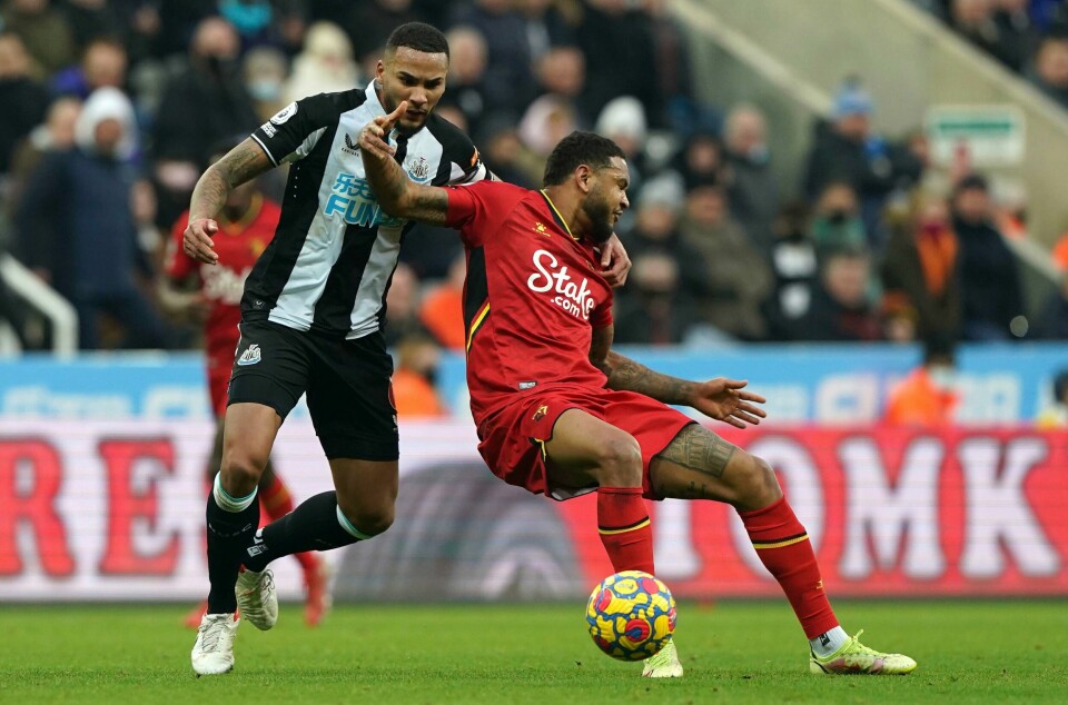 Det endte med uavgjort for Joshua King i møte med Jamaal Lascelles og Newcastle. Det endte med uavgjort for Joshua King i møte med Jamaal Lascelles og Newcastle. Foto: Owen Humphreys / PA via AP / NTB