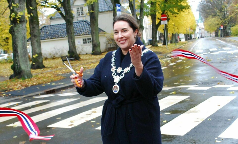 Siri Martinsen (Ap), ordfører Fredrikstad. Ordfører Siri Martinsen (Ap) åpner Fredrikstads nye sykkelanlegg i Ferjestedsveien og Phønix gate, flankert av Jan Henrik Lund fra Syklistenes Landsforening Nedre Glomma (t.v.) og leder for sykkelprogrammet i Fredrikstad Øystein Buran.
