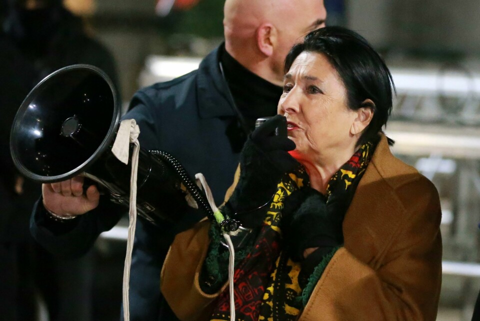 Georgias sittende president Salome Zurabisjvili må egentlig fratre 29. desember. Menhun nekter å anerkjenne valget og sier hun blir sittende til det blir omvalg. Her deltar hun på en demonstrasjon mot regjeringen i midten av desember. Georgias sittende president Salome Zurabisjvili talte til demonstrantene. Hun ble møtt av jubel og applaus. Foto: Zurab Tsertsvadze / AP / NTB