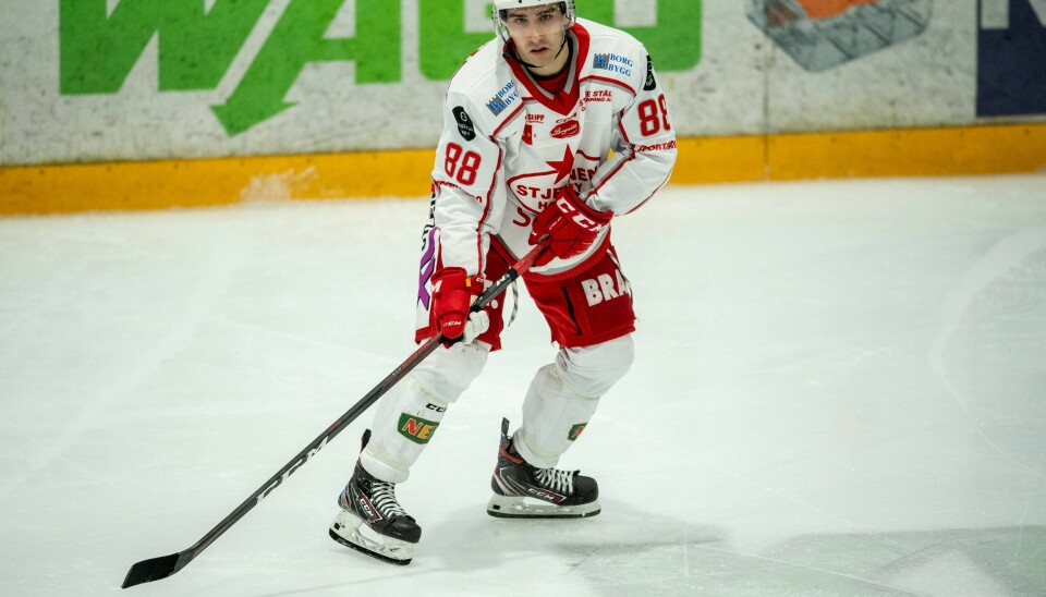 Stjernens Austin Cangelosi og hans lagkamerater er satt i karantene på grunn av korona, og torsdagens kamp mot Ringerike er utsatt. Austin Cangelosi scoret det første målet da Stjernen vant over Storhamar og økte til Stavanger Oilers på toppen av tabellen. Foto: Annika Byrde / NTB