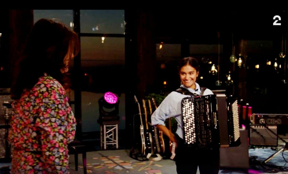 Daniela Reyes Holmsen (t.h.) dukket overraskende opp i Hver gang vi møtes på TV 2 for å synge «Ballongvisa» for moren Maj Britt Andersen. Skjermdump fra programmet. Daniela Reyes Holmsen (t.h.) dukket overraskende opp i Hver gang vi møtes for å synge «Ballongvisa» for moren Maj Britt Andersen.