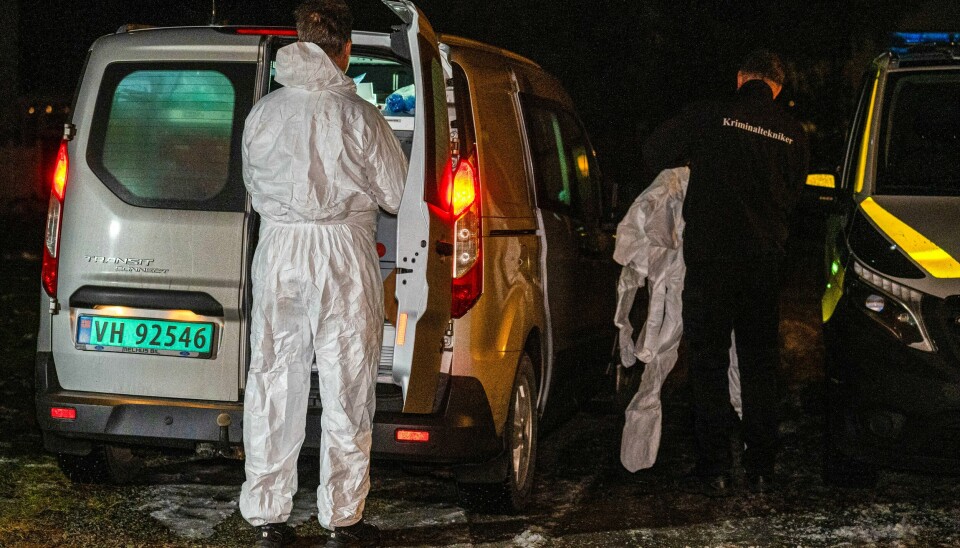 Politiet var tungt til stede i Hegra i Stjørdal tirsdag kveld. Krimteknikere ankommer boligen i Hegra i Stjørdal der en livløs kvinne ble funnet tirsdag kveld. En mann i 30-årene er pågrepet. Kvinnen er fraktet til sykehus med luftambulanse. Foto: Joakim Halvorsen / NTB