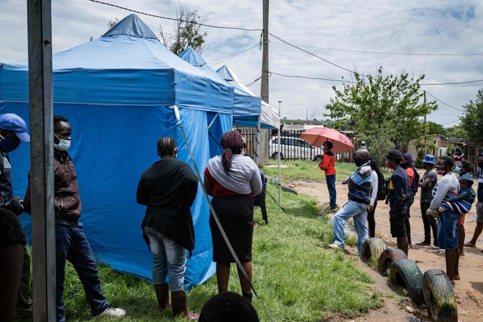 Sør-Afrika er straks offisielt ute av sin fjerde bølge, og provinsen Gauteng er allerede ute. Bølgen gikk raskt opp og raskt ned. Her fra vaksinering i Johannesburg i desember. Sør-Afrika er straks offisielt ute av sin fjerde bølge, og provinsen Gauteng er allerede ute. Bølgen gikk raskt opp og raskt ned. Her fra vaksinering i Johannesburg i desember.