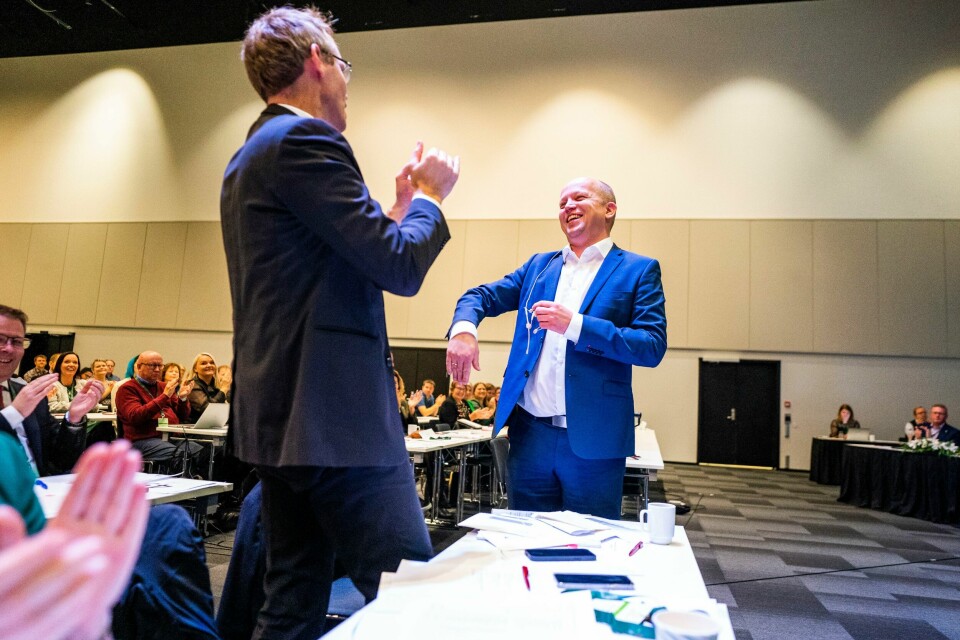 Finansminister og Senterparti-leder Trygve Slagsvold Vedum (t.h.) får stående applaus fra nestleder Ola Borten Moe og resten av delegatene etter sin åpningstale til Senterpartiets landsstyremøte.