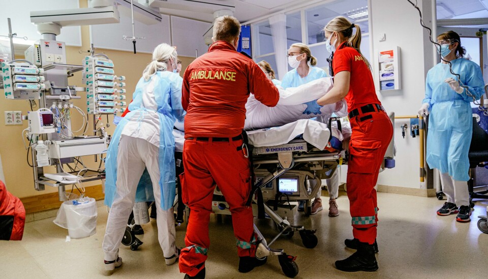 Personer som legges inn på sykehus på grunn av koronasmitte, har høyere risiko for nye sykehusinnleggelser enn de som ikke ble innlagt. Kvinner har høyere risiko for senskader enn menn. Foto: Stian Lysberg Solum / NTB En syketransport kommer inn med en alvorlig syk koronapasient fra et annet sykehus. Pasienten har ikke tatt koronavaksinen og er sendt til Rikshospitalet i Oslo som tar seg av de aller sykeste pasientene rammet av korona. Foto: Stian Lysberg Solum / NTB