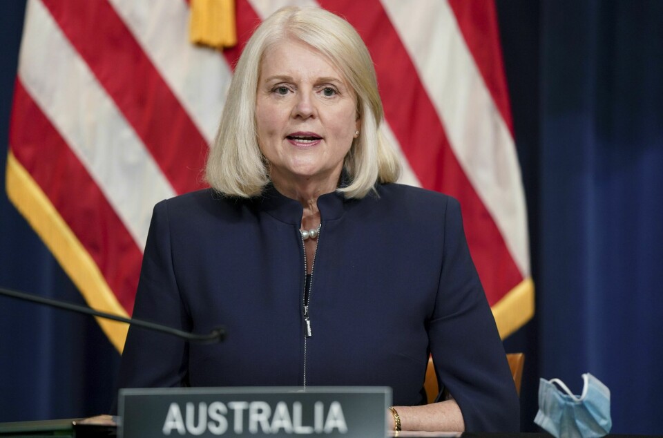 Australias innenriksminister sier at hun gjerne hjelper Novak Djokovic ut av landet etter visumtrøbbelet de siste dagene. Australias innenriksminister sier at hun gjerne hjelper Novak Djokovic ut av landet etter visumtrøbbelet de siste dagene. Foto: Leigh Vogel / Pool via AP / NTB