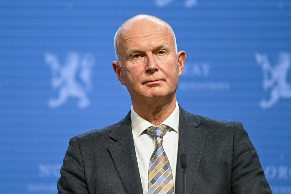 Det er oppdaget en kritisk feil hvor doseringen av legemidler kan bli feil i pasientjournaler. Helsedirektør Bjørn Guldvog er bekymret for at det kan resultere i feilmedisinering som kan bli alvorlig. Helsedirektør Bjørn Guldvog under regjeringens pressekonferanse om koronasituasjonen i Marmorhallen.Foto: Annika Byrde / NTB
