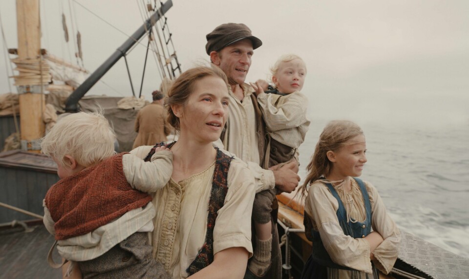 Lisa Carlehed og Gustaf Skarsgård i «Utvandrerne», som nå er tatt av plakaten som åpningsfilm under filmfestivalen i Tromsø. Lisa Carlehed og Gustaf Skarsgård i «Utvandrerne».