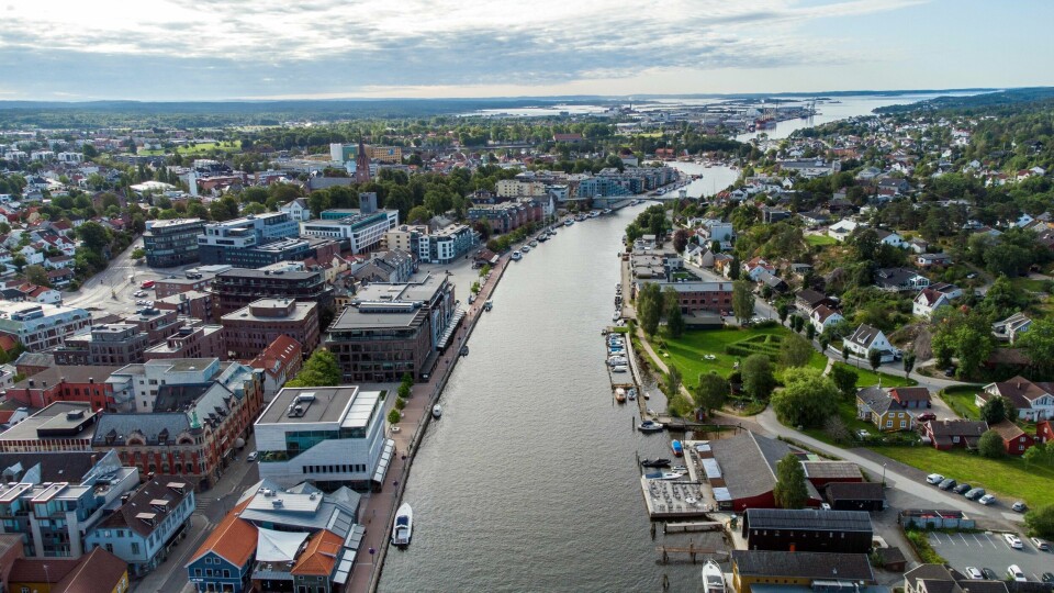 Fredrikstad er en av mange kommuner som sliter med bemanningssituasjonen som følge av mye koronasmitte og påfølgende karantener. Fredrikstad sentrum. Drone. Flyfoto. Luftfoto. Glomma.