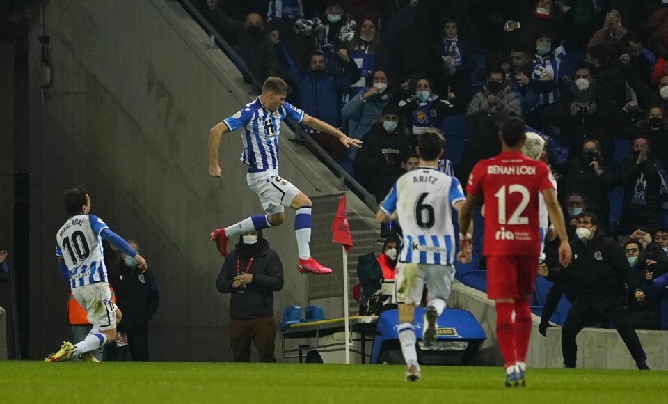 Alexander Sørloth jubler for scoring for Real Sociedad i en tidligere kamp. Alexander Sørloth jubler for 2-0-scoringen mot Atletico Madrid, som sikret avansement i cupen for Real Sociedad.