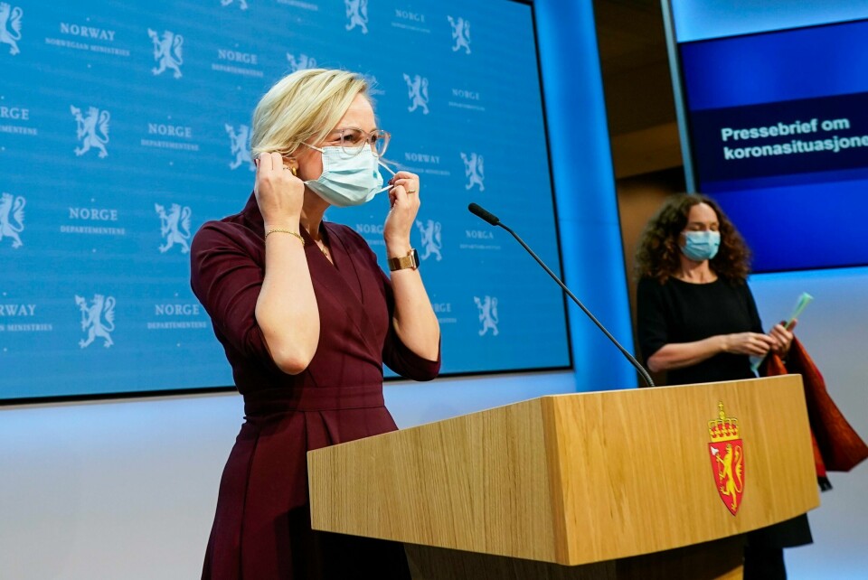 Helse- og omsorgsminister Ingvild Kjerkol (Ap) og direktør i FHI Camilla Stoltenberg under den forrige pressekonferansen om koronasituasjonen. Helsedirektør Bjørn Guldvog, helse- og omsorgsminister Ingvild Kjerkol og direktør i FHI Camilla Stoltenberg under en pressekonferanse om koronasituasjonen tirsdag.Foto: Terje Bendiksby / NTB