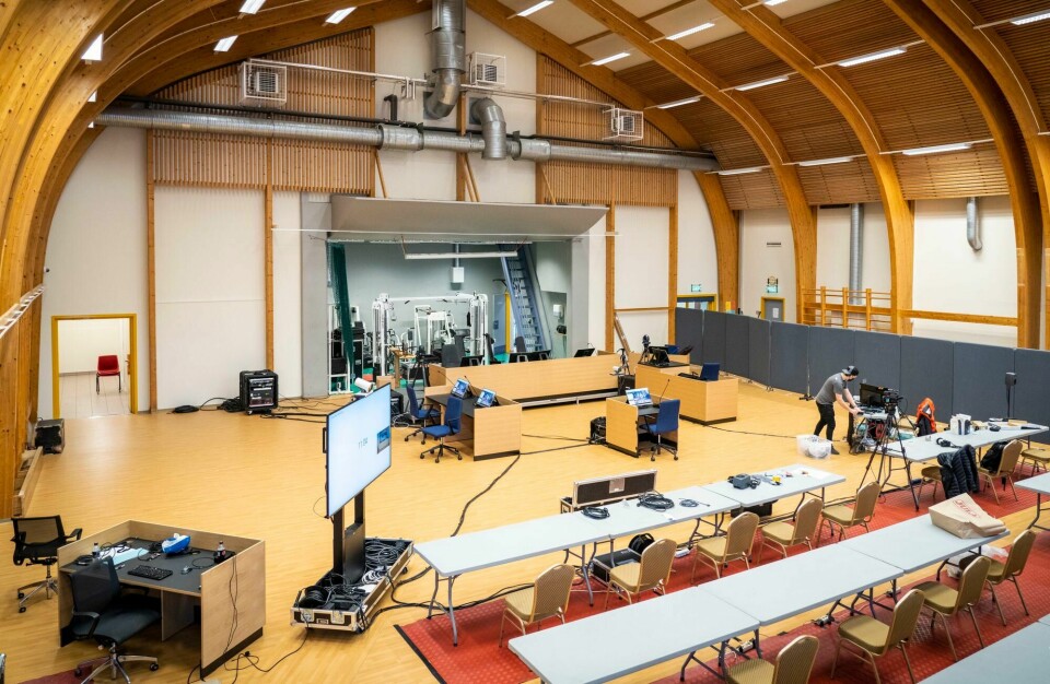 Tirsdag starter rettssaken der Anders Behring Breivik begjærer seg løslatt fra forvaringsstraffen han ble idømt i Oslo tingrett etter terrorangrepene i Oslo og på Utøya 22. juli 2011. Gymsalen i Skien fengsel blir brukt som rettslokale og torsdag ble det gjort rigging og testing av teknisk utstyr.