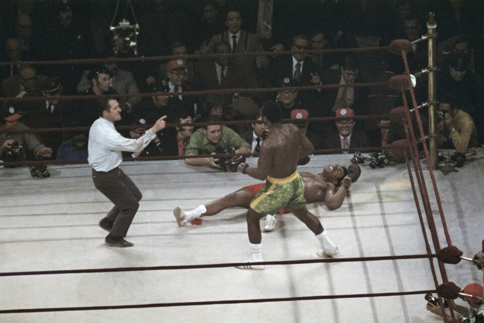 Joe Frazier slo ud Muhammad Ali i «Fight of the Century» i 1971. Flerne år seinare fekk Ali og familien norsk besøg på dørå. Joe Frazier slo ud Muhammad Ali i «Fight of the Century» i 1971. Flerne år seinare fekk Ali og familien norsk besøg på dørå.