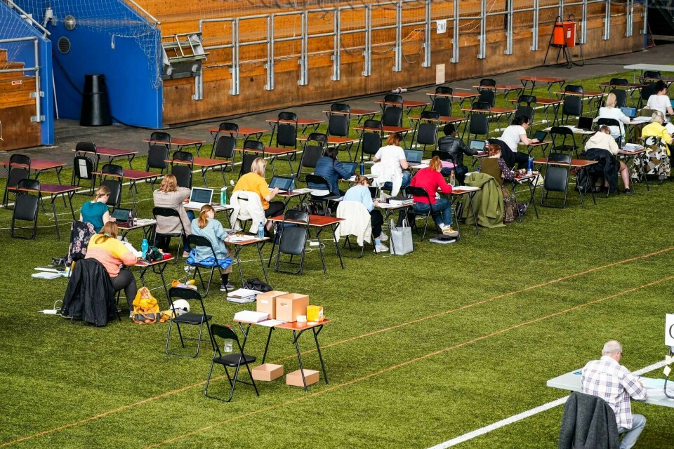 Eksamen i Vallhall Arena i Oslo i 2020. Nå anbefaler Utdanningsdirektoratet å avlyse årets eksamen. Oslo 20200526. Vallhall Arena i Oslo er en av flere steder som blir benyttet som eksamenslokale for mange av de om lag 19000 eksamene som skal gjennomføres av 8000 privatister våren 2020. Strenge koronaregler medfører nye rutiner som bl.a. større avstand og desinfeksjonsmidler.Foto: Lise Åserud / NTB