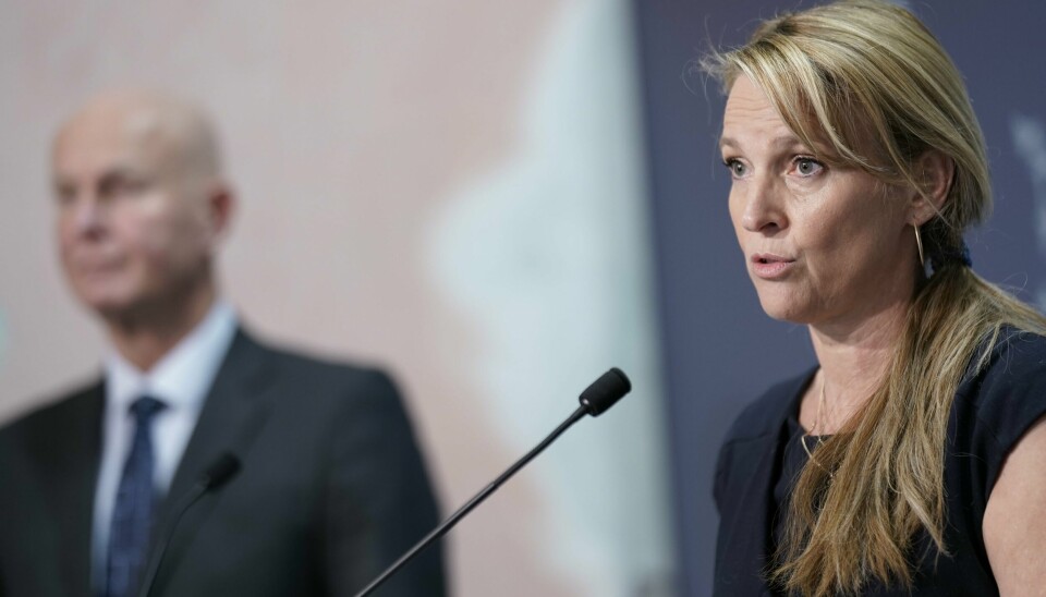 Avdelingsdirektør Line Vold i FHI sier risikoen for innleggelse på sykehus med omikronsmitte er beregnet til 0,2 prosent. Helse- og omsorgsminister Ingvild Kjerkol (Ap), avdelingsdirektør Line Vold i FHI og helsedirektør Bjørn Guldvog i forbindelse med at omikronvarianten er påvist i Norge. Foto: Stian Lysberg Solum / NTB
