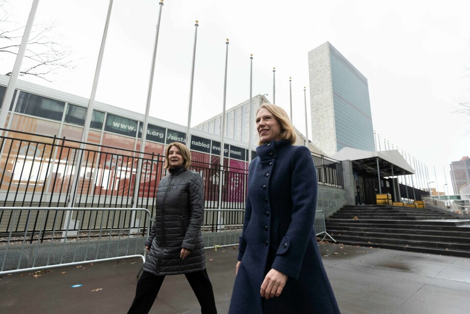 Selv om det ikke er noen fredsforhandlinger i sikte, vil utenriksminister Anniken Huitfeldt (t.h.) holde liv i tanken om en tostatsløsning. Selv om det ikke er noen fredsforhandlinger i sikte, vil utenriksminister Anniken Huitfeldt (t.h.) holde liv i tanken om en tostatsløsning. Under en debatt i FN onsdag vil hun snakke om behovet for å støtte den palestinske økonomien og påpeke at israelske bosetninger ødelegger for en framtidig palestinsk stat. På bildet er Huitfeldt sammen med Norges FN-ambassadør Mona Juul utenfor FN-hovedkvarteret i New York. Foto: Pontus Höök / NTB