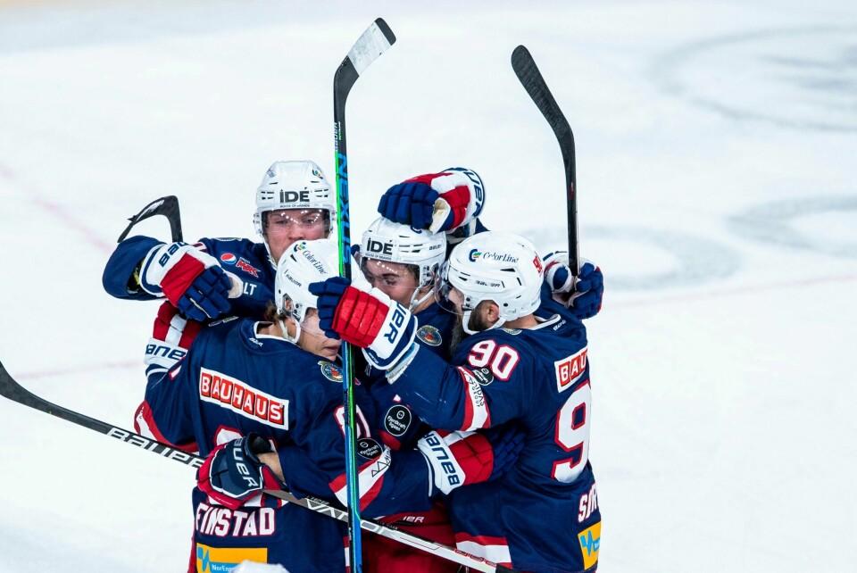 Vålerenga-jubel i en kamp mot Stjernen i november. Det har kommet et tilfelle av koronasmitte i Vålerenga-troppen. Alle har testet seg på nytt fredag. Foto: Annika Byrde / NTB