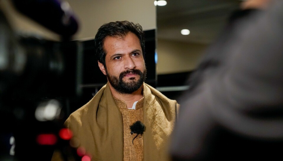 Taliban-talsmann Shafi Azam ber vestlige land sende diplomater for å undersøke menneskerettssituasjonen i landet på nært hold. Shafi Azam snakker med mediene på Soria Moria hotell i Oslo. Representanter for Taliban er på besøk i Norge for og ha samtaler med vestlige representanter om menneskerettigheter og nødhjelp. Foto: Torstein Bøe / NTB