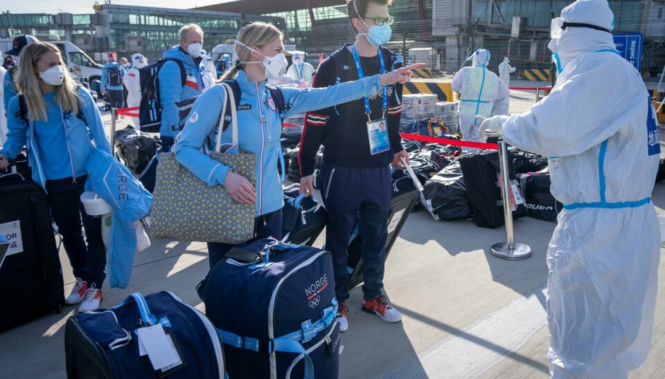 Det er kaotiske tilstander for norske, danske og svenske OL-utøvere, støtteapparat, trenere og presse ved bagasje utleveringen ute på flyplassen i Beijing. Skiskytterne Tiril Eckhoff og Marte Olsbu Røiseland prøver å komme seg på den riktige bussen til Zhangjiakou. Det er kaotiske tilstander for norske, danske og svenske OL-utøvere, støtteapparat, trenere og presse ved bagasje utleveringen ute på flyplassen i Beijing. Skiskytterne Tiril Eckhoff og Marte Olsbu Røiseland prøver å komme seg på den riktige bussen til Zhangjiakou. Foto: Heiko Junge / NTB.