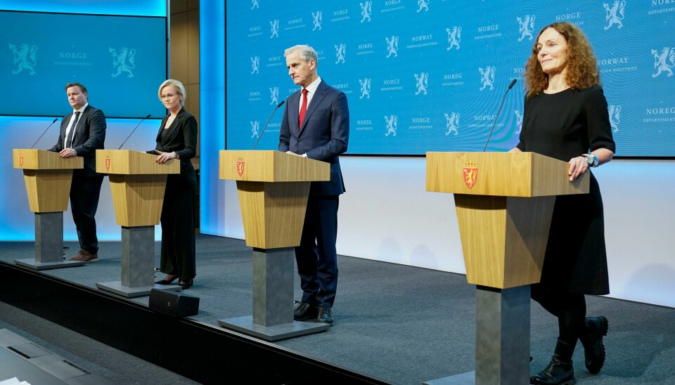 Tirsdag kveld holder regjeringen en ny pressekonferanse der de vil presentere flere lettelser i koronatiltakene. Eksperter er bekymret for at Norge vil åpne for mye opp. Assisterende helsedirektør Espen Rostrup Nakstad, helse- og omsorgsminister Ingvild Kjerkol, statsminister Jonas Gahr Støre og FHI-direktør Camilla Stoltenberg under pressekonferansen om koronasituasjonen i Norge fredag. Foto: Torstein Bøe / NTB
