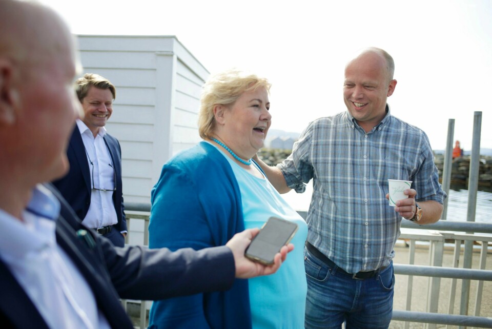 Statsministerduell: Senterpartiets statsministerkandidat Trygve Slagsvold Vedum støtte på statsminister Erna Solberg (H) på ferjekaia, og det oppsto en debatt om industri og EØS. Statsministerduell: Senterpartiets statsministerkandidat Trygve Slagsvold Vedum støtte på statsminister Erna Solberg (H) på ferjekaia, og det oppsto en debatt om industri og EØS. Foto: Javad Parsa / NTB