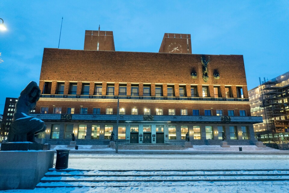 Til sammen er det registrert 158.358 smittetilfeller i Oslo siden mars 2020, det er nesten en firedel av befolkningen. Oslo rådhus fra sjøsiden. Det er registrert 1.100 smittede i Oslo kommune det siste døgnet. Foto: Terje Pedersen / NTB