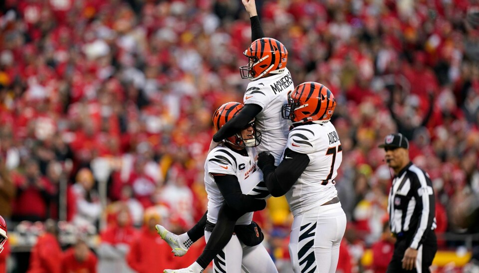 Evan McPherson løftes i været etter å ha sparket vinnerpoengene for Cincinnati Bengals i NFL-semifinalen mot Kansas City Chiefs Evan McPherson løftes i været etter å ha sparket vinnerpoengene for Cincinnati Bengals i NFL-semifinalen mot Kansas City Chiefs. Foto: Eric Gay, AP / NTB