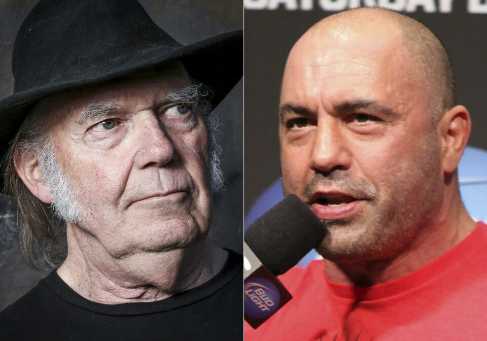 Neil Young visste neppe hva han satte i gang da han trakk musikken sin fra Spotify, i protest mot vaksineskepsisen i podkasten til Joe Rogan. Neil Young (t.v.) var først ute med å boikotte Spotify i protest mot at strømmetjenesten lot Joe Rogan (t.h.) spre feilinformasjon om koronaviruset uimotsagt. Foto: AP / NTB